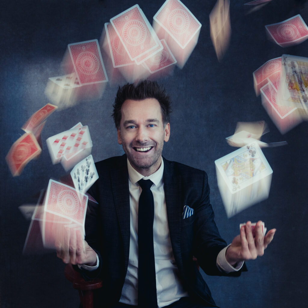 Tryllekunstner og Entertainer Daniel Thomsen skyder med kort